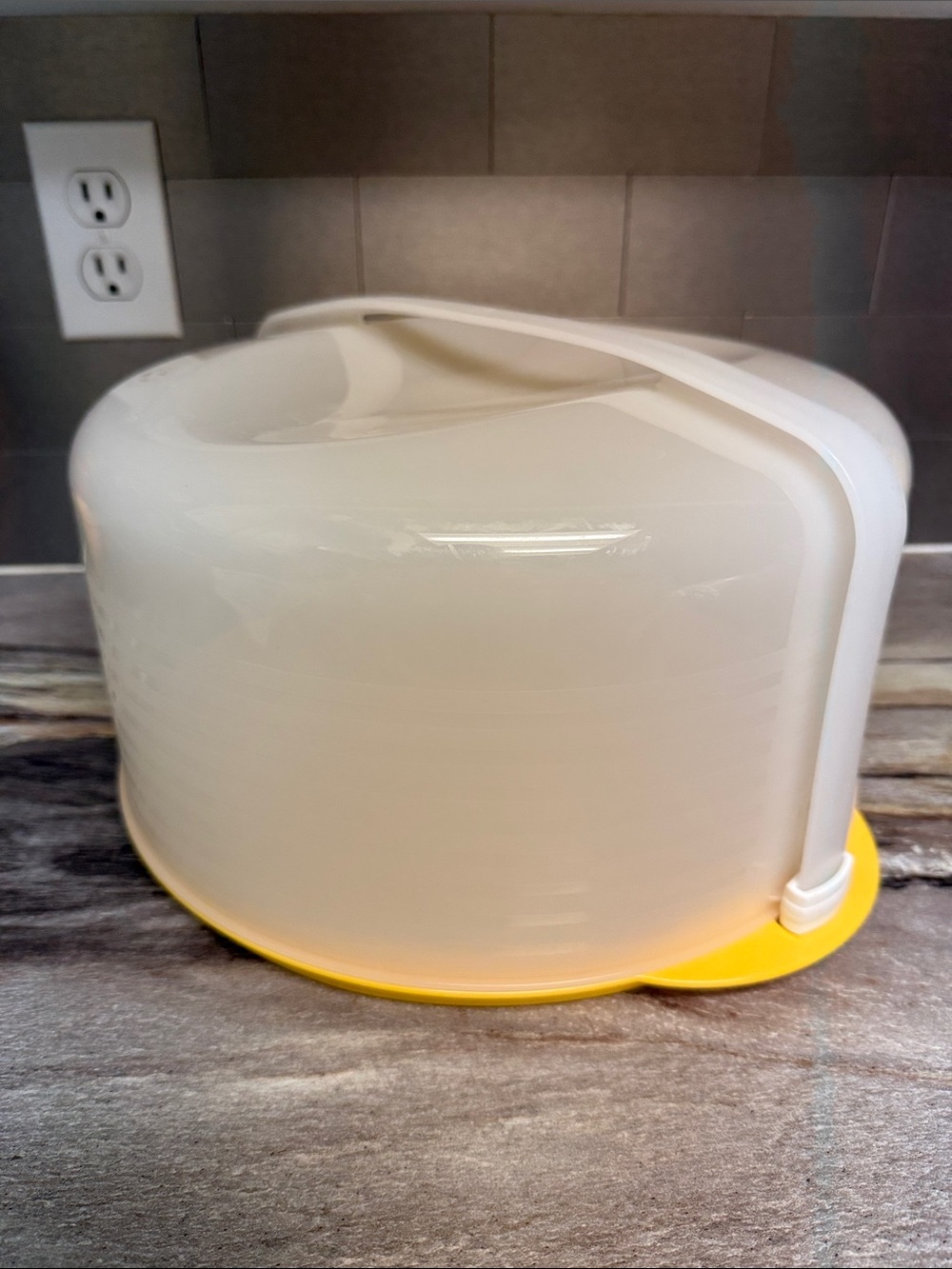 Tupperware Cake Taker Round